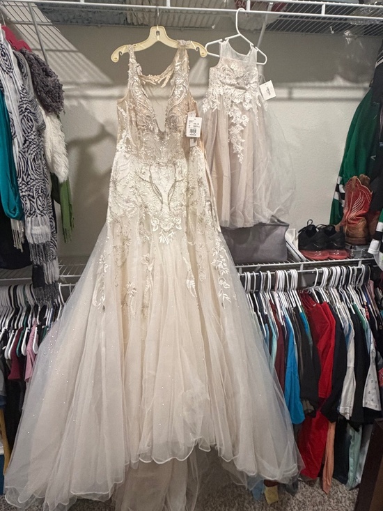 David's Bridal Dresses & Skirts - 👰‍♀️ David’s Bridal Wedding Gown + Matching Flower Girl Dress & Veil 👰‍♀️